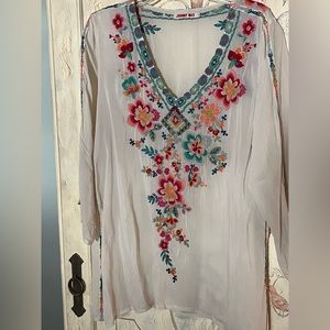 Johnny Was classic embroidered top. Size Large